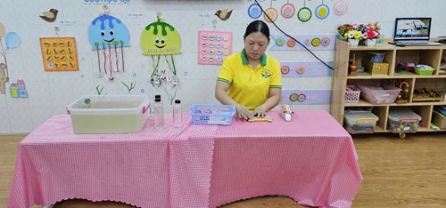 Giờ học steam  Sáng tạo chiếc thuyền bằng nguyên vật liệu mở  tại lớp Mầm 3