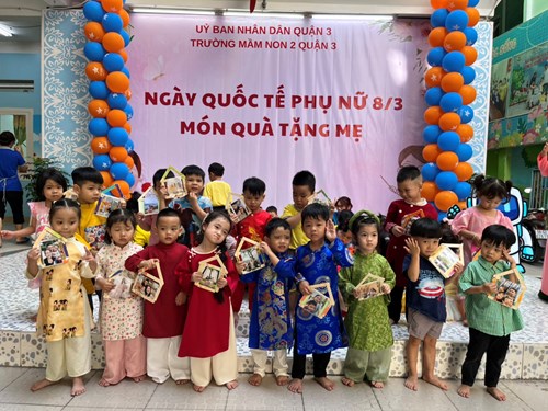 Các bé lớp Mầm 3 rất thích thú khi tham gia lễ hội  Ngày phụ nữ Việt Nam 