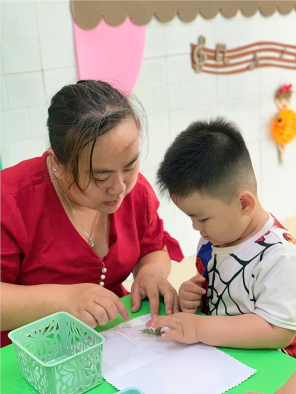 Tấm thiệp nho nhỏ💝💝
Cái bình trong trong
Từng lá xanh xanh
Bé dán nhè nhẹ
Trái tim xinh xinh
Dành tình yêu mẹ
Trong trái tim con💖💖
## Thiệp tặng mẹ
## Lớp Mầm 1