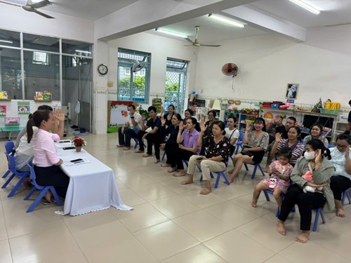 Họp phụ huynh học sinh lớp Chồi 1 về các khoản thu năm học 2024-2025.