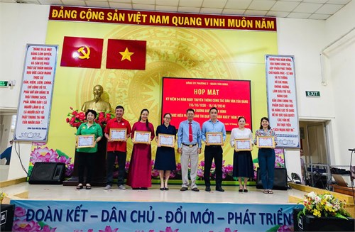 Chi bộ mầm non 2 và 2 đảng viên Nguyễn Thị Diệp, Vũ Thị Xuân Thanh nhận giấy khen Đã có thành tích xuất sắc trong thực hiện phong trào thi đua Dân vận khéo năm 2024
