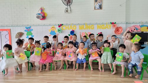 Bé làm thiệp tặng mẹ ngày 8/3