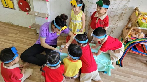 Bé lắp ráp xe kéo