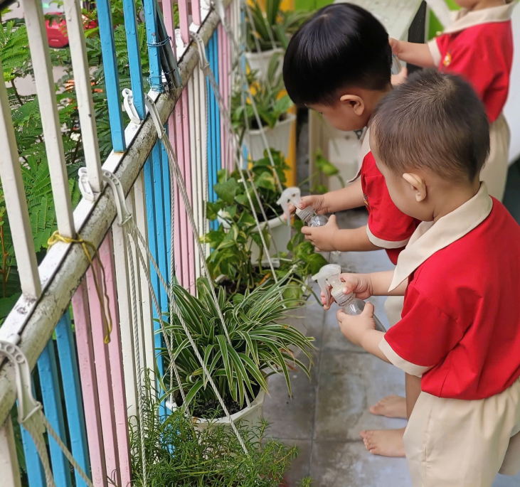 Ba mẹ hướng dẫn con chăm sóc cây xanh tại nhà