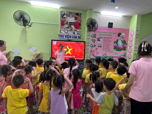 Các bé mẫu giáo chào cờ vào thứ hai hàng tuần