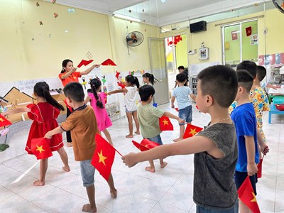 Các bé lớp lá 1 tập thể dục sáng