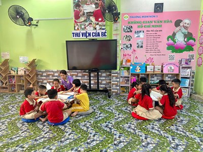 Bé đọc sách ở thư viện