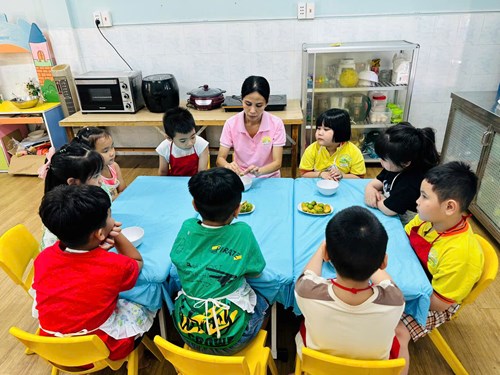 Bé trổ tài đầu bếp nấu nước gừng sả tắc