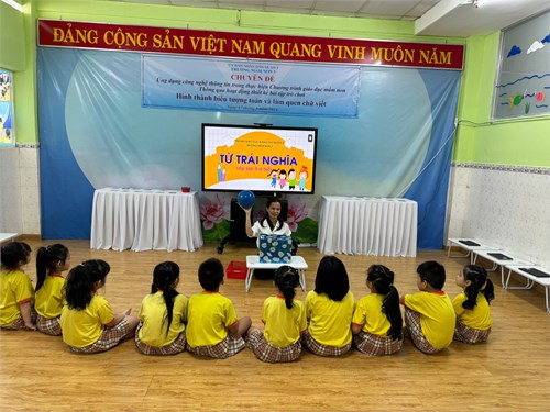 Bé học “Từ trái nghĩa”