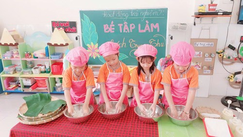 Hoạt động trải nghiệm  Bé tập làm bánh trung thu 