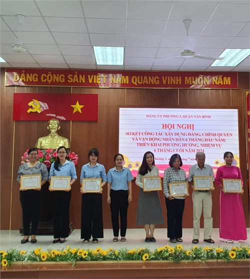 Đảng ủy Phường 3 trao tặng giấy khen Đảng viên Hoàn thành xuất sắc nhiệm vụ năm 2023 .