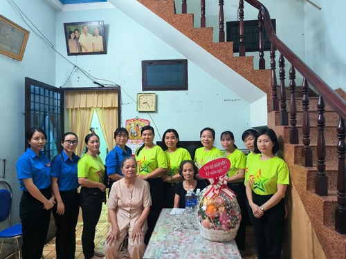 Chi bộ Mầm non 3 đã  tổ chức và đến thăm gia đình nhà Mẹ Việt Nam Anh Hùng : Nguyễn Thị Tôn