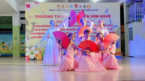 Chi bộ Mầm non 3 tham dự chương trình văn nghệ   Giai điệu tháng Tám  nhân dịp kỷ niệm 79 năm Cách mạng Tháng Tám thành công(19/8/1945 - 19/8/2024) và Quốc Khánh 2/9.