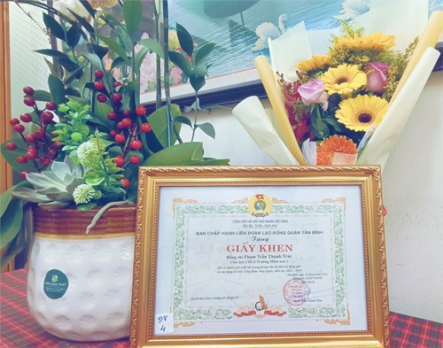 Đồng chí Phạm Trần Thanh Trúc -CTCĐ trường Mầm non 3  nhận giấy khen của LĐLĐ quận Tân Bình trao tặng   Đã có thành tích xuất sắc trong phong trào thi đua lao động giỏi và xây dựng tổ chức Công đoàn vững mạnh năm học 2023-2024 