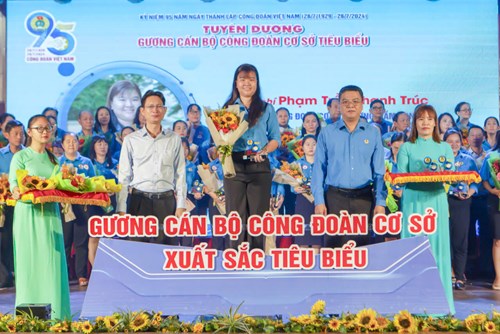 Đồng chí Phạm Trần Thanh Trúc - Chủ tịch công đoàn Mầm non 3 được LĐLĐ Quận Tân Bình tuyên dương  Gương cán bộ công đoàn cơ sở xuất sắc tiêu biểu  năm 2024