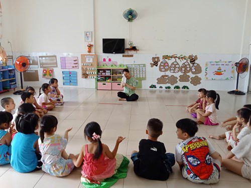 Hoạt động   Rèn kỹ năng rửa tay,lau mặt cho trẻ  - Lớp Lá 2
