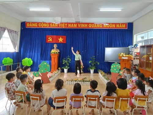 Hoạt động   Vận động theo nhạc bài  Niềm vui của em  - Lớp Lá 2