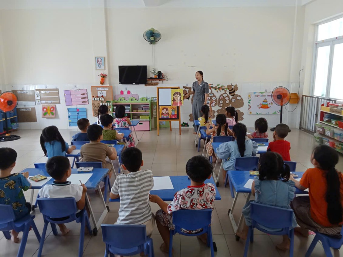 Hoạt động tạo hình   Vẽ chân dung mẹ của bé   - Lớp Lá 2
