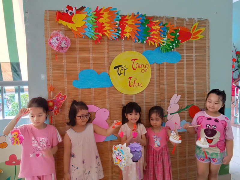 Hoạt động  Trang trí trung thu  - Lớp 5-6 tuổi (2)