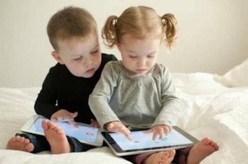 Trẻ dưới 5 tuổi có thể sử dụng sản phẩm điện tử bao lâu mỗi ngày để không gây hại?