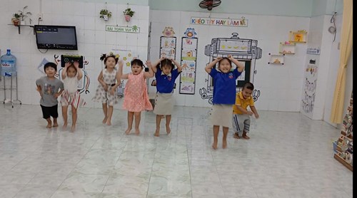 Các bé lớp chồi 3 vận động   bật liên tục về phía trước 