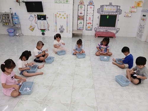 Các con tập cầm kéo cắt dãy dài