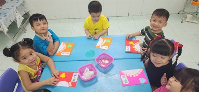 Các bé lớp chồi 4 làm thiệp tặng mẹ mừng ngày 20/10