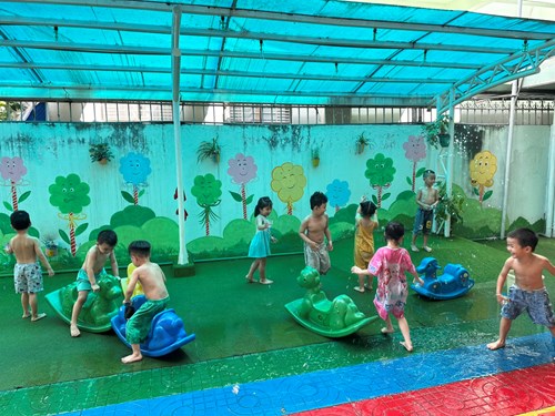 Hoạt động tắm mưa của các bé chồi 4