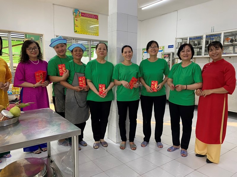 Ban Giám Hiệu nhà trường cùng đại diện Công đoàn nhà trường nhân dịp đầu năm Giáp Thìn chúc tết CB - GV - NV nhà trường