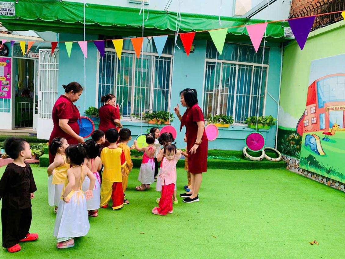 Các bé chơi hoạt động ngoài trời