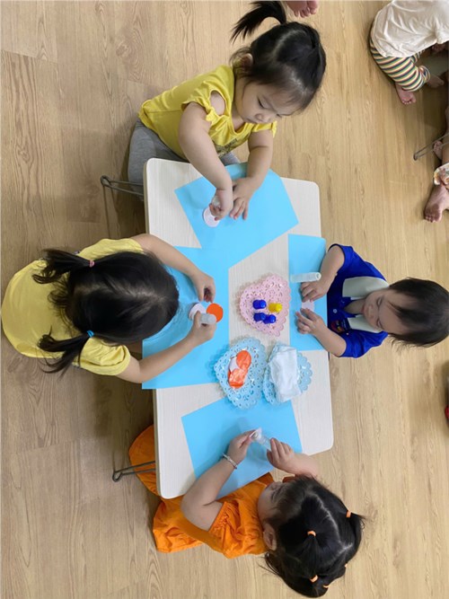 Bé chơi với hồ nước