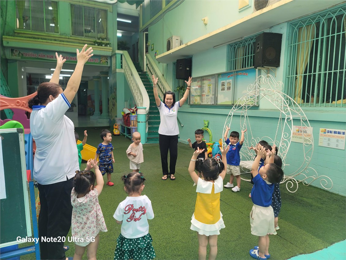 Các bé vui chơi ngoài trời