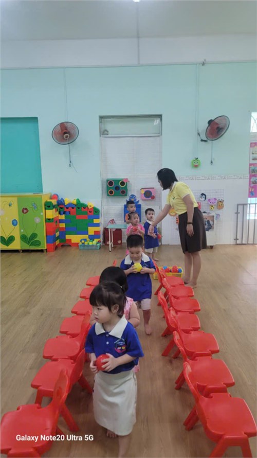 Vận động   Đi trong đường hẹp có mang vật trên tay  