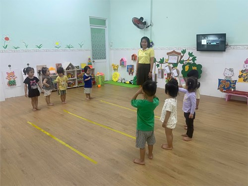 Vận động : Bật qua vạch kẻ