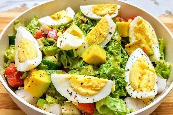 Be làm salad trộn