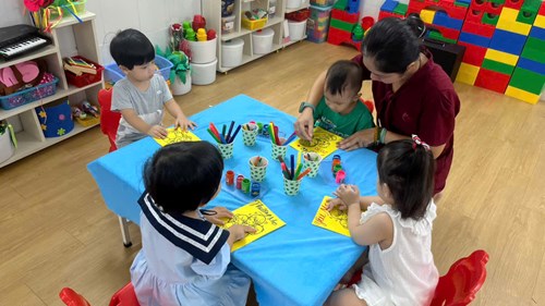 Bé làm thiệp tặng Mẹ ngày 20/10.