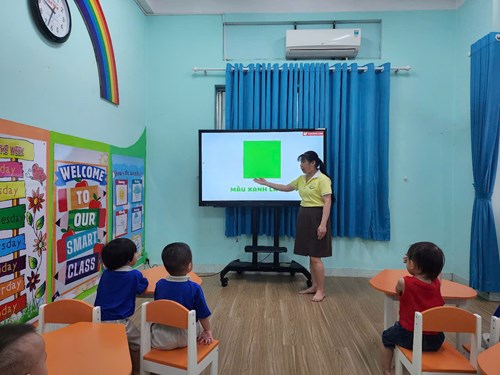 Nhận biết phân biệt  Màu vàng - Màu xanh .