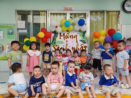 Các bé lớp Vàng Anh tham gia sinh nhật của bạn.