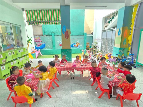 Các bé ăn buffet nhân ngày Quốc tế phụ nữ