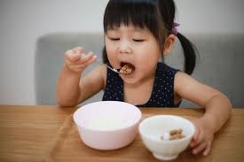 Kỹ năng: Cầm thìa xúc ăn