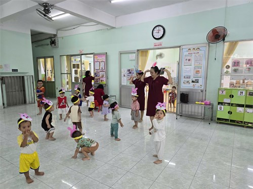 Các bé tham gia vui chơi trong lớp