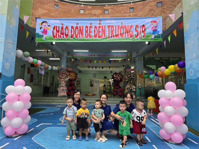 Các bé vui mừng đón năm học mới