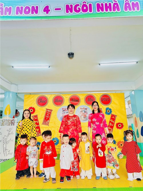 Các bé tham gia lễ hội mùa Xuân chào mừng chào mừng Tết nguyên đán