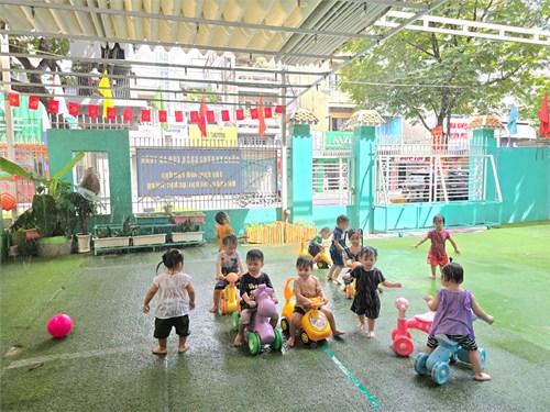 Các bé tắm mưa