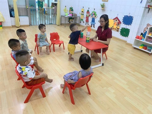 Các bé thực hiện kỹ năng xếp chồng