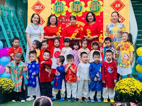 Bé mừng Xuân Giáp Thìn
