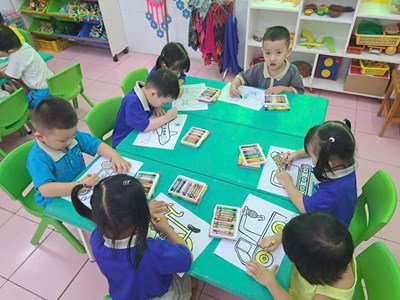 Các bé tô màu phương tiện giao thông