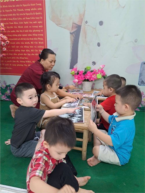 Các bé Mầm 2 xem tranh ảnh về Bác Hồ