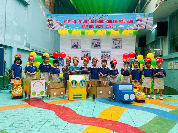 Các bé lớp Mầm 2 tham gia hội thi  an toàn giao thông 