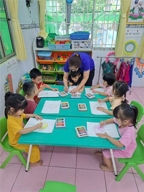 Giờ học tạo hình lớp Mầm 2